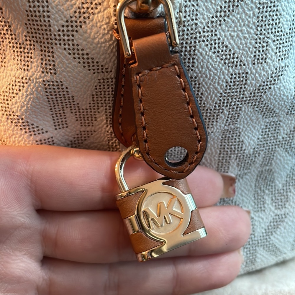 Michael Kors satchel bag. Never used. In excellent condition! - Picture 6 of 12